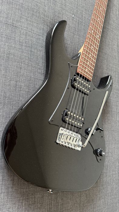Guitarra Ibanez com amplificador