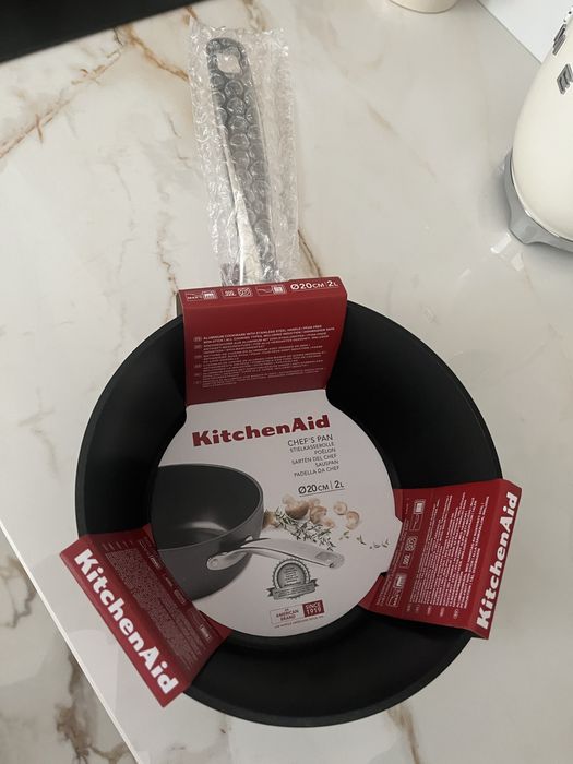 Сотейник з антипригарним покриттям від KitchenAid.