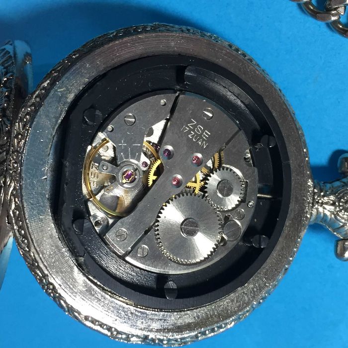 Relógio de Bolso com corrente prateada - marca DIPLOMATE