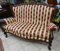 Piękna antyczna sofa po renowacji w idealnym stanie