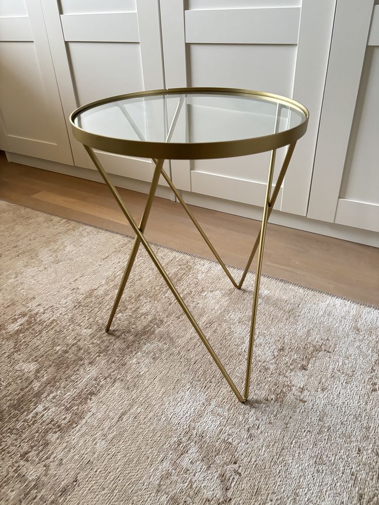 Nowy stolik nocny Lifa Living – szkło i złoto, Ø37,5 cm – Gliwice
