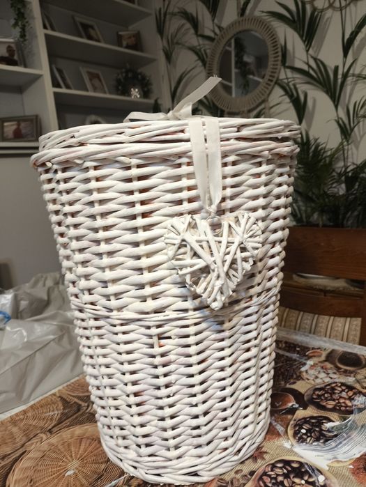 Kosz wiklinowy biały