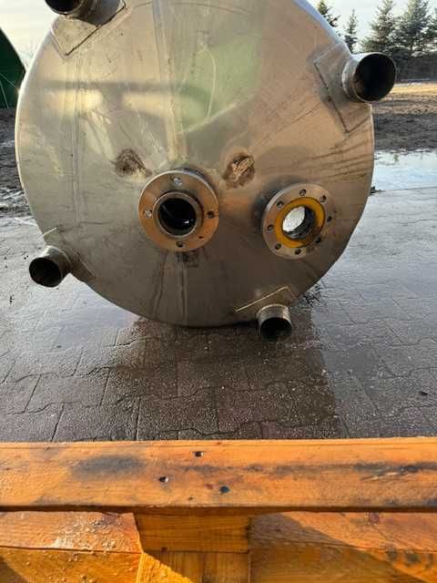 Zbiornik ze stali nierdzewnej z masywnym mieszadłem 1100 l