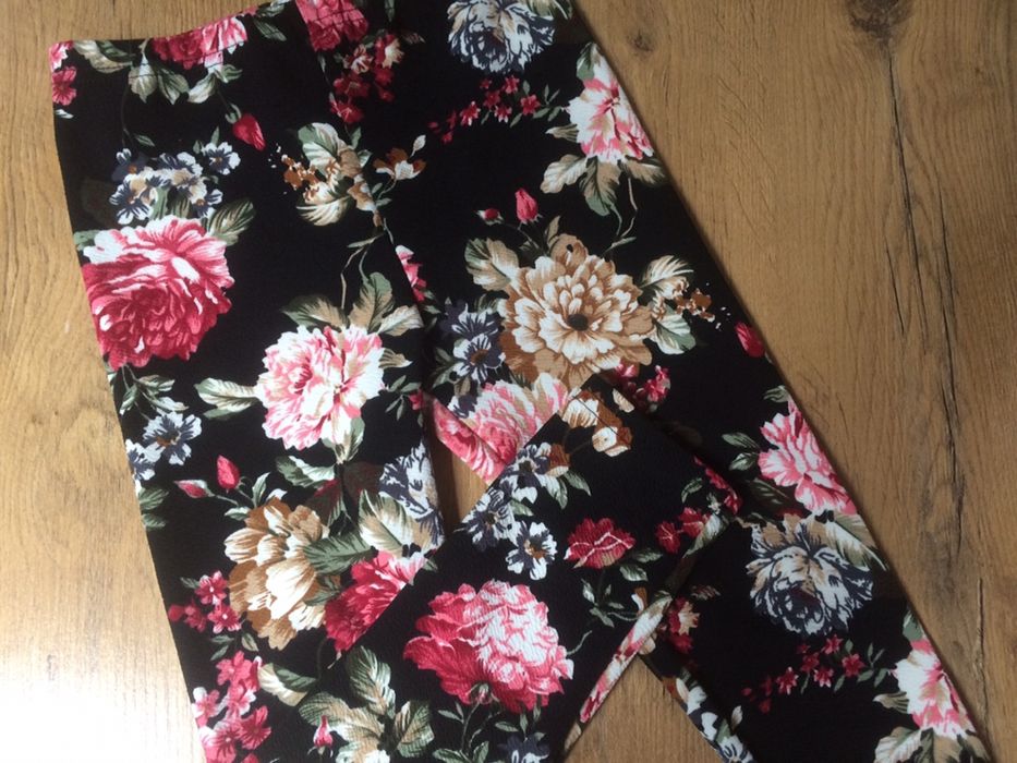 Dziewczęce spodnie Shein legginsy z kwiatowym wzorem rozmiar 110