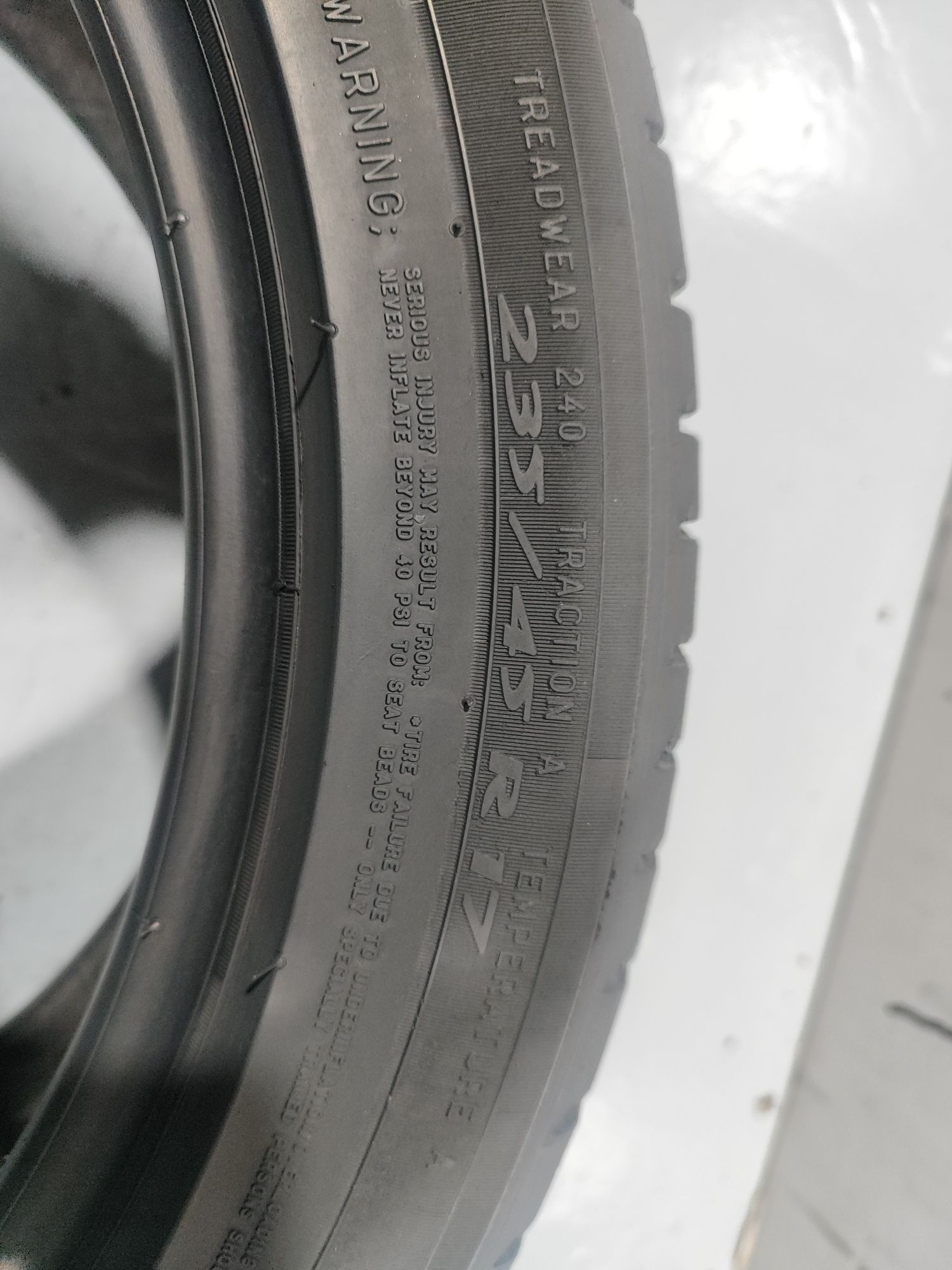 2 pneus semi novos 225-45R17 Michelin - Oferta dos Portes