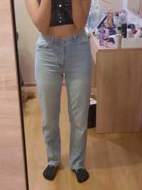 spodnie jeansowe z rozszerzanymi nogawkami