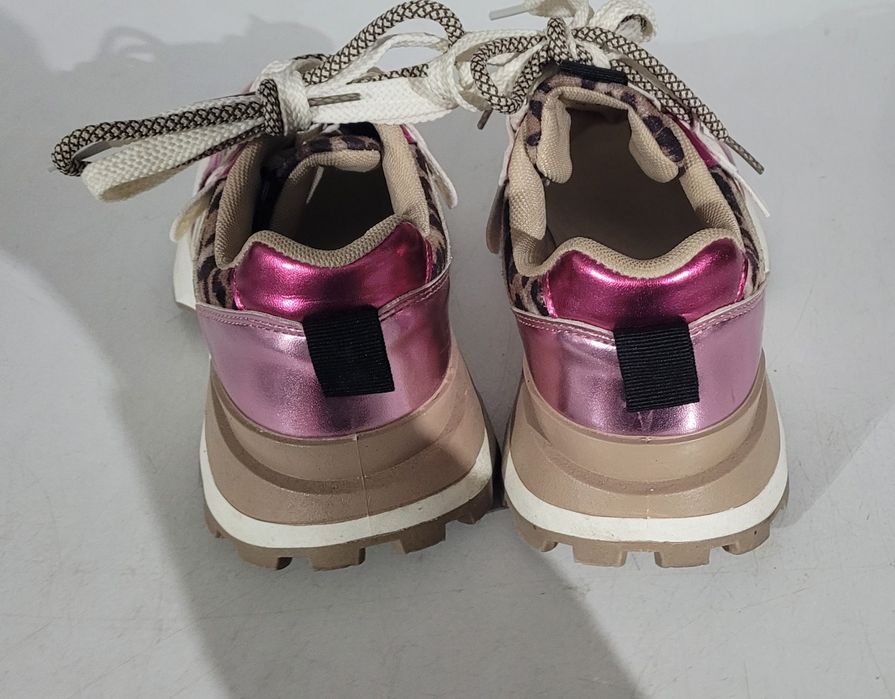 Sapatilhas n°38,  aconselho  a 37