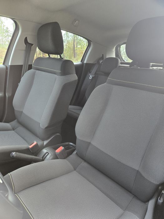 Carro como novo revisado esse mês . Com garantia da marca até 2027