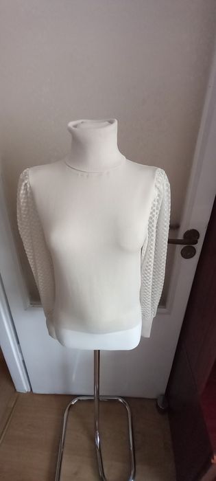 Golf z koronkowymi rękawami