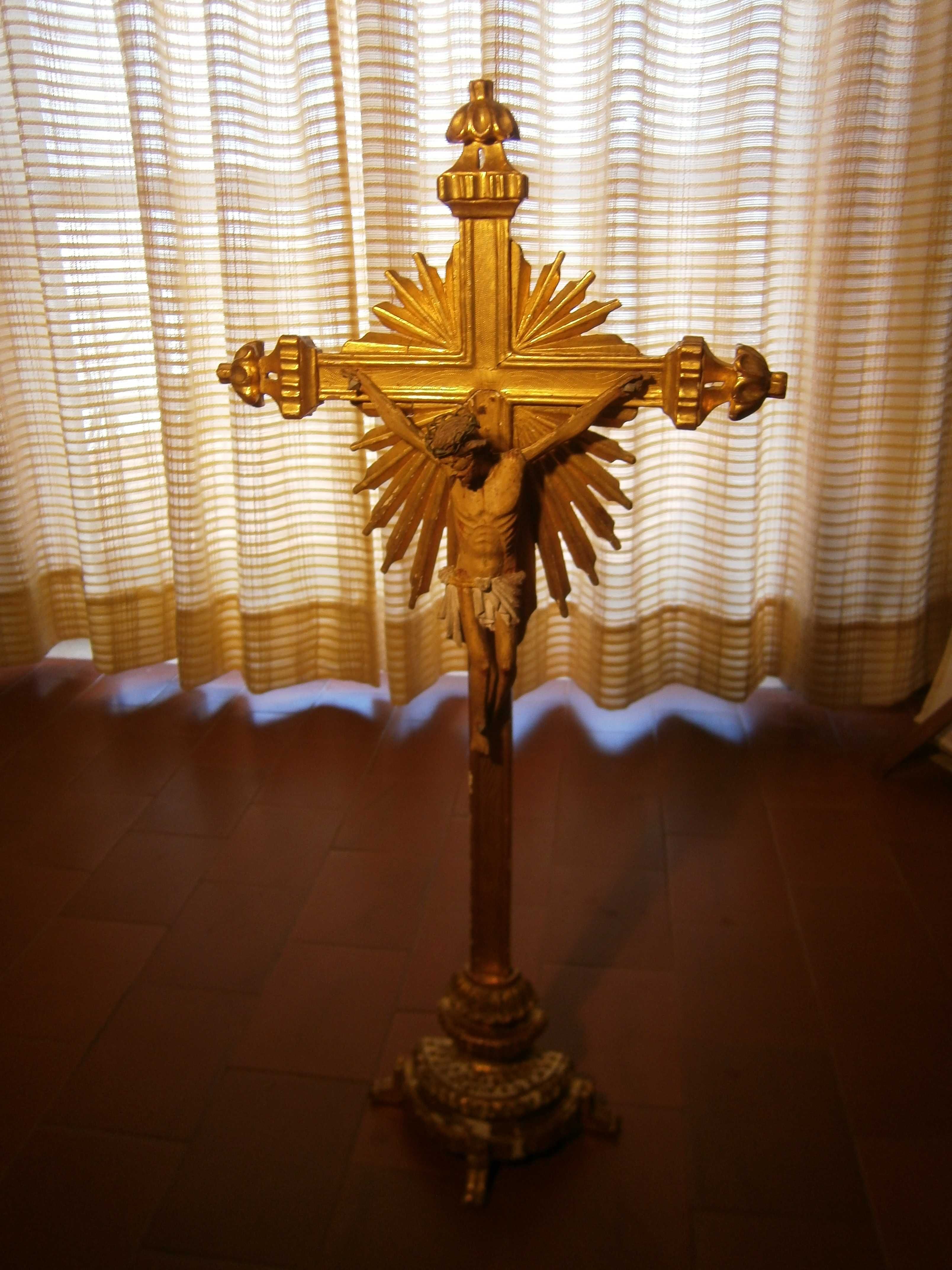 Crucifixo centenário em madeira