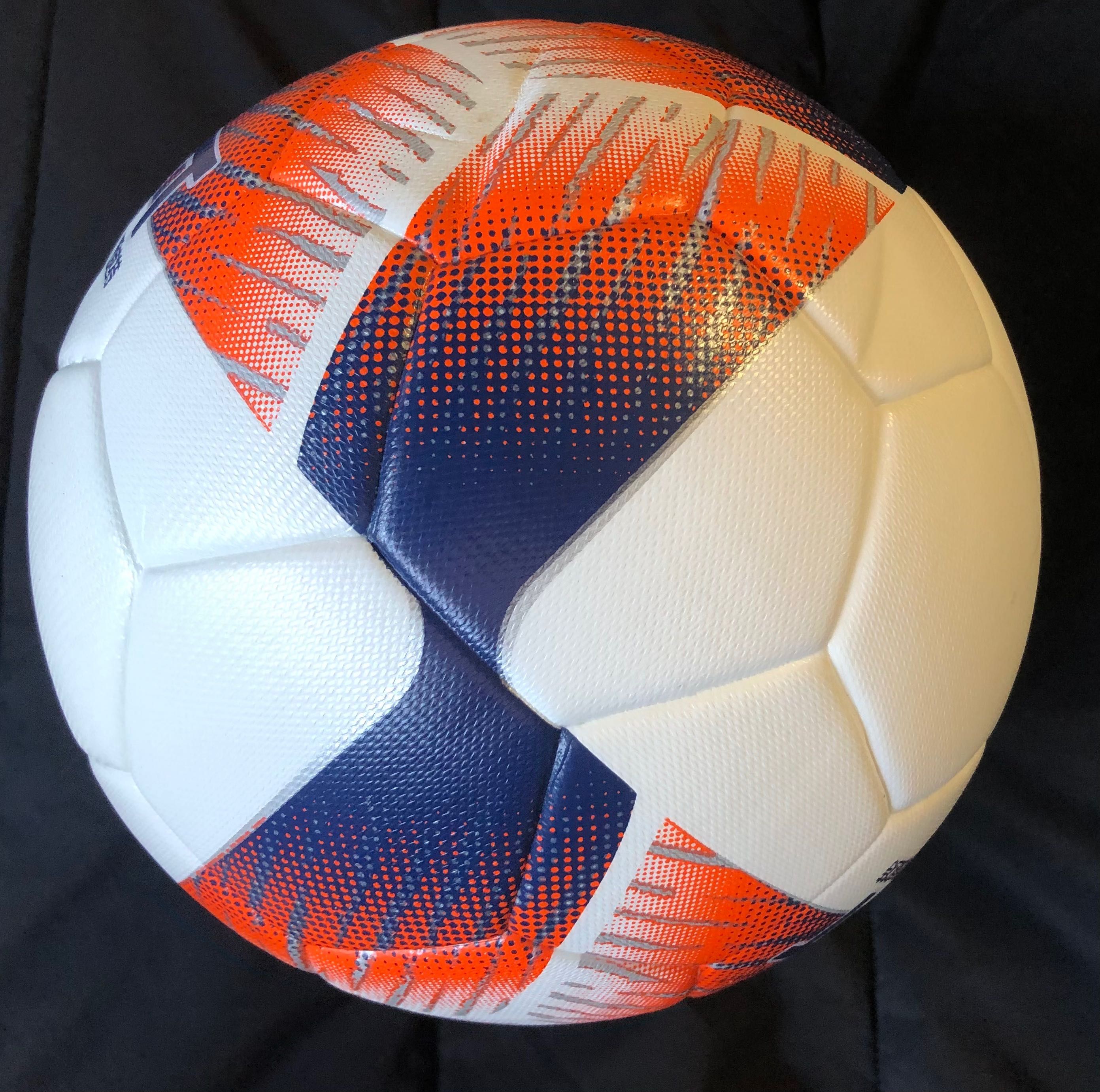 Футбольный мяч Geodesa Pro очень очень прочный