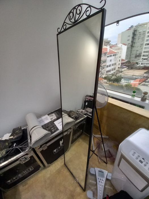 Espelho com armação em metal