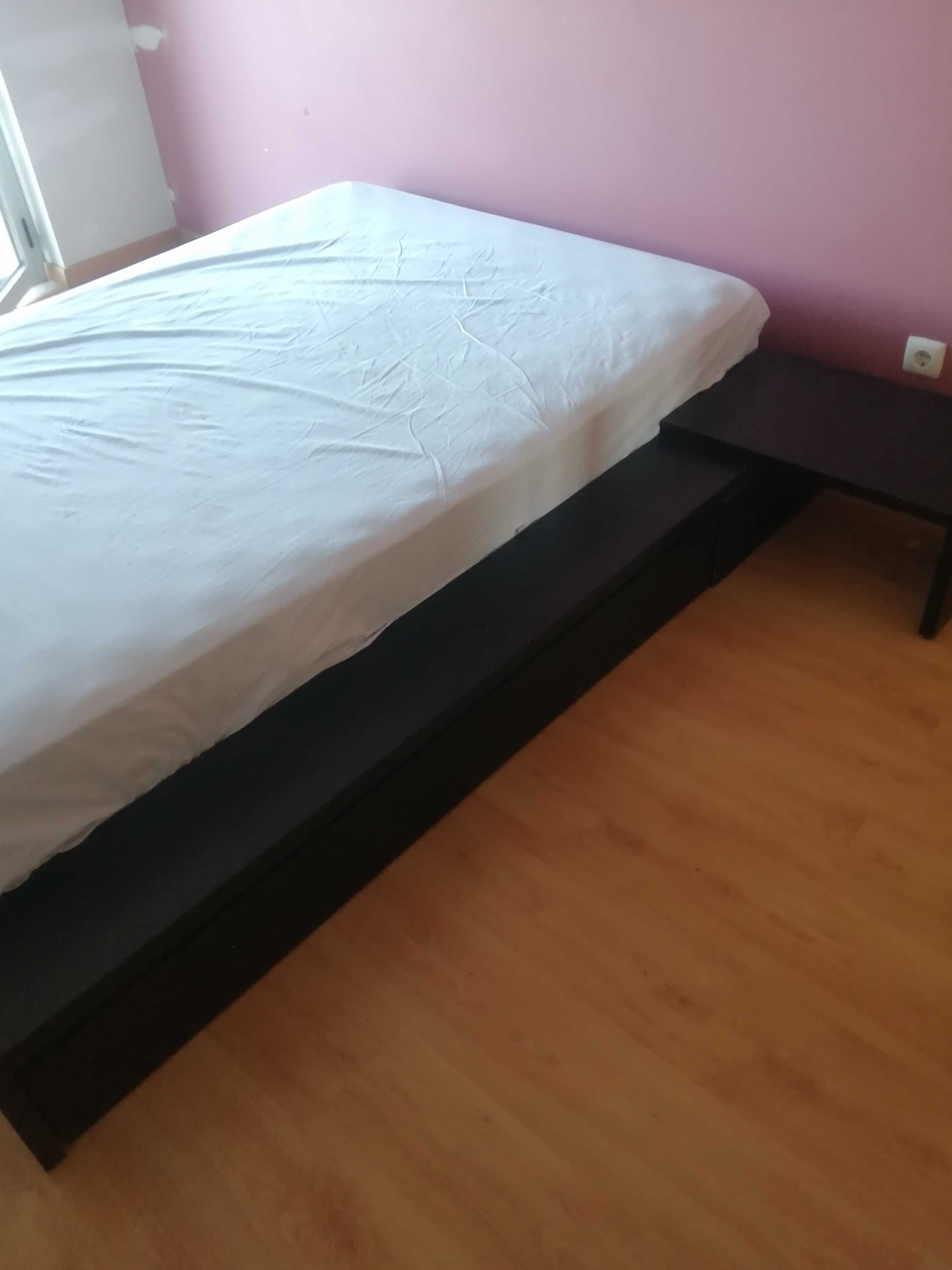 Cama +estrado + colchão 140*200 NOVO + mesa cabeceira