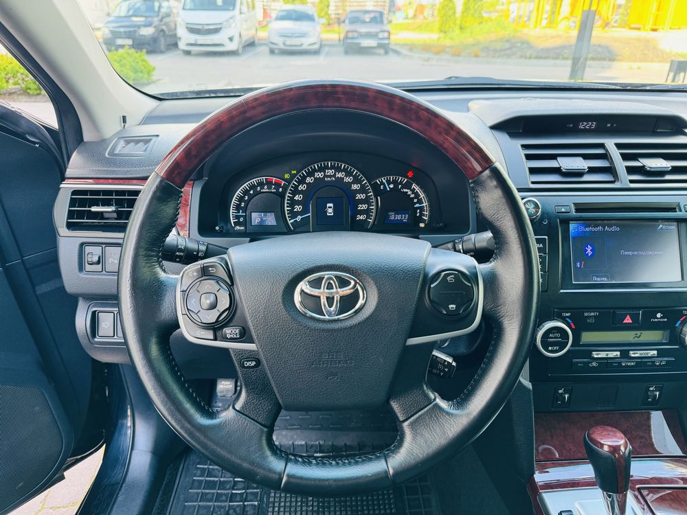 Продам Toyota Camry 2013 рік 2.5 Бензин в хорошому стані!