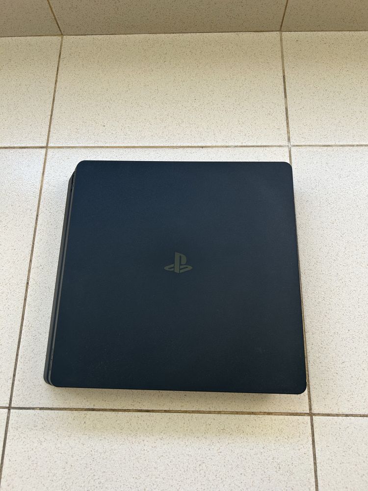 Consola PlayStation 4, com cabos incluídos. Memória de 500GB