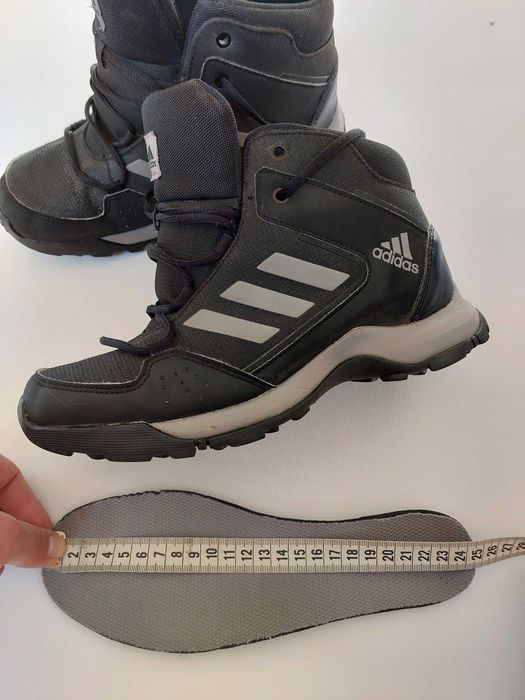 Adidas дитячі черевики 37.5