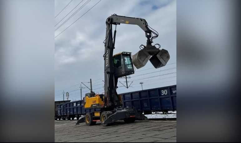 Usługi  przeładunkowe koparką VOLVO EW240E