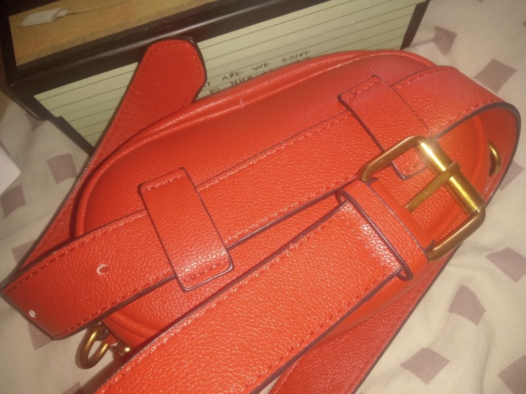 Продам яркую поясную сумочку банка в стиле gucci