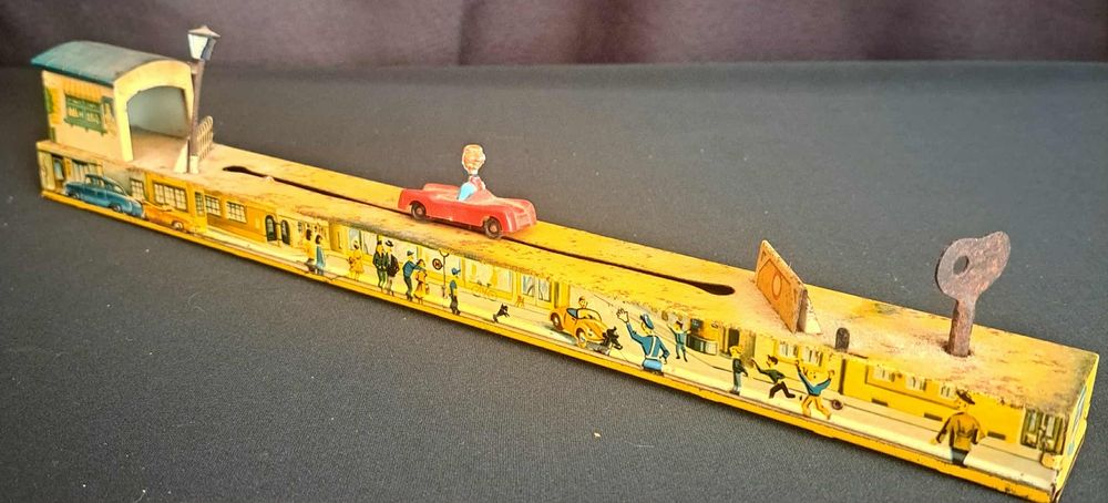 Brinquedo de lata antigo com mecanismo