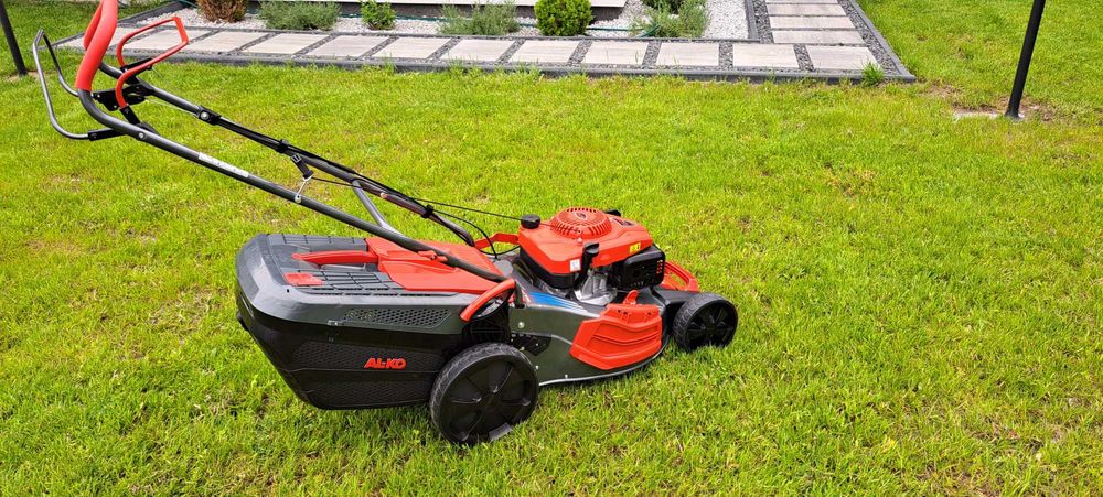 Wynajem Kosiarka Spalinowa z Funkcją Mulczowania Mielenia Trawy