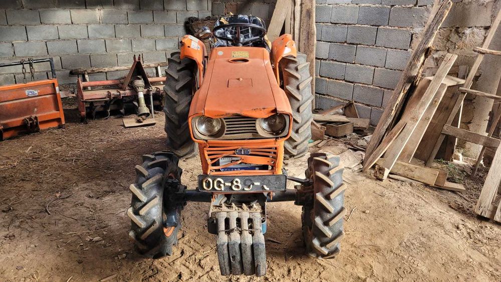 Trator Kubota 4x4 c matricula (reboque+Gamela+frese+charrua+capindeira