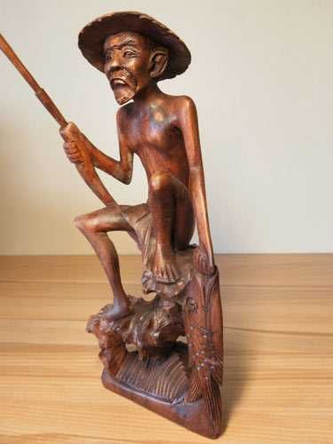 Rzeźba z litego Drewna Suar Wędkarz RYBAK z wędką 30cm Rękodzieło