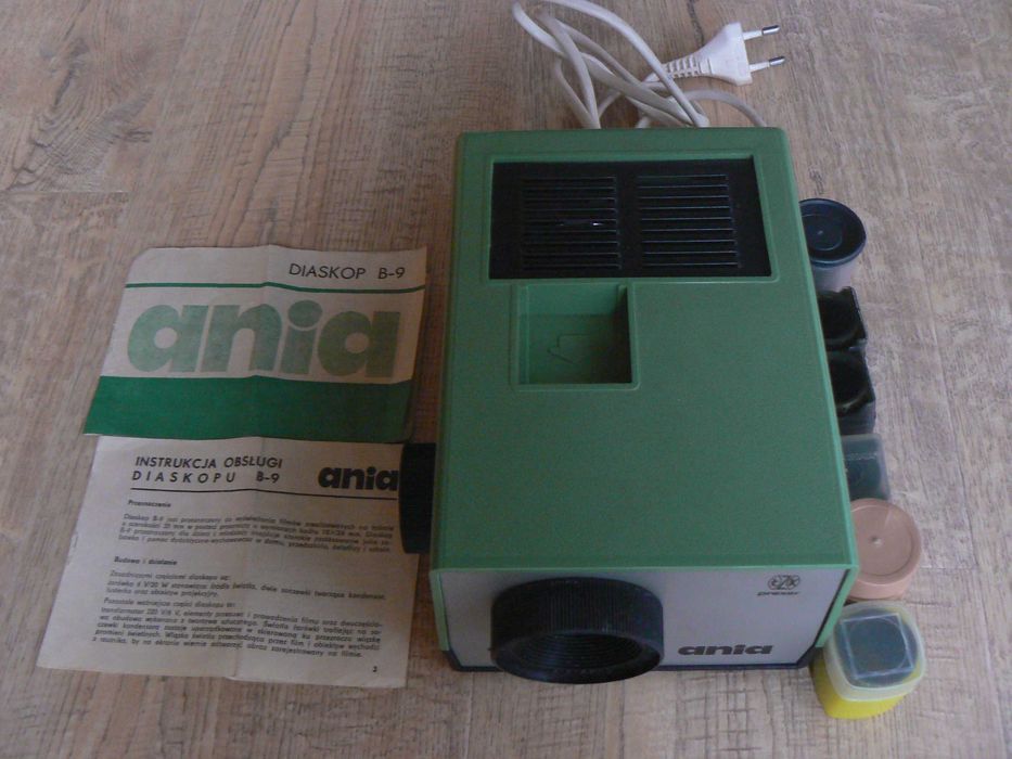 Rzutnik (projektor, diaskop) Ania Z PRL, plus 6 bajek .
