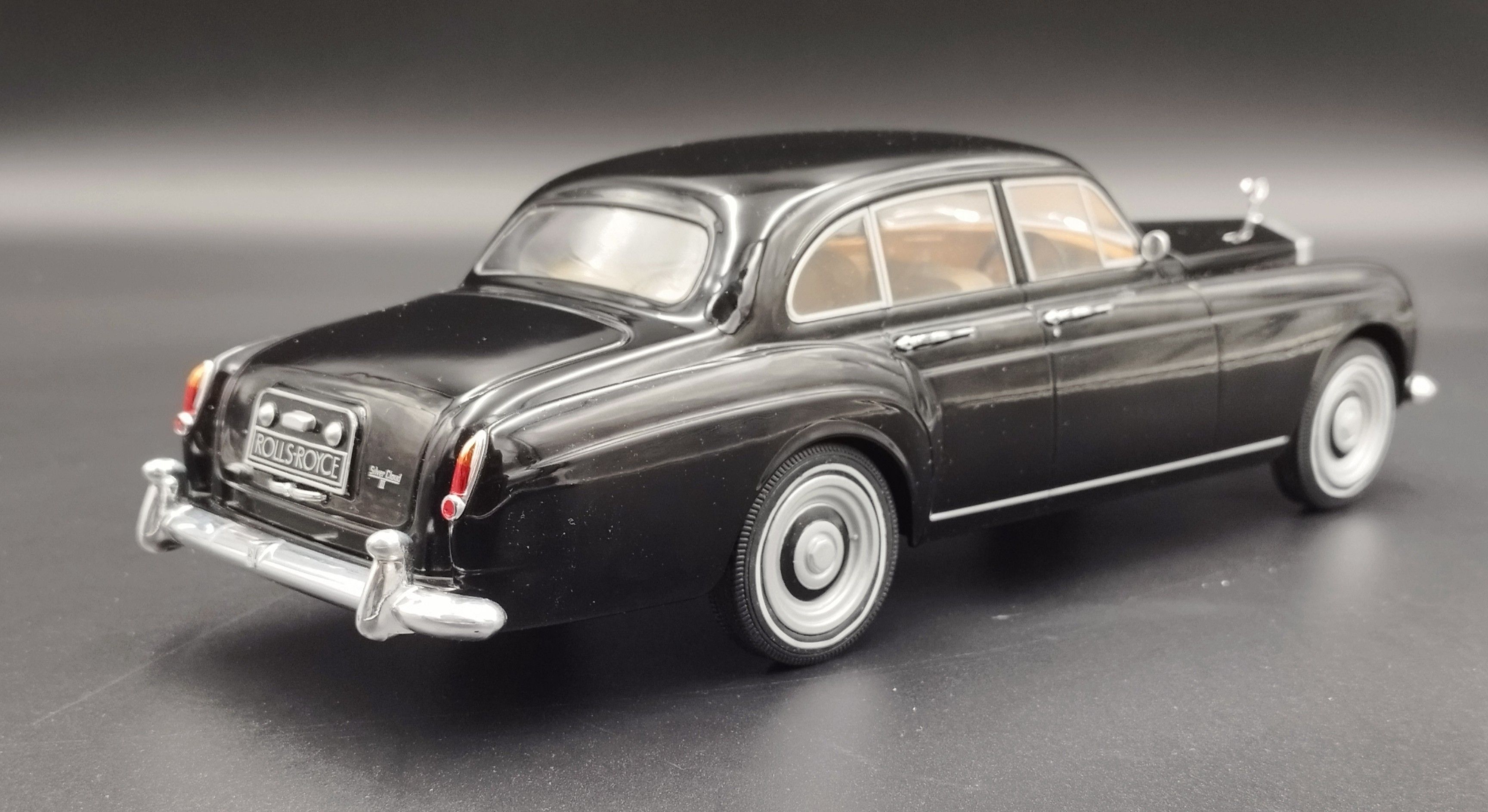 1:18 MCG 1965 Rolls Royce Silver Cloud III model uszkodzony