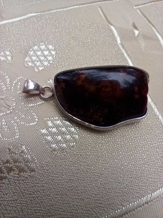 Duży,srebrny wisiorek z bursztynem, ciemny bursztyn zawieszka