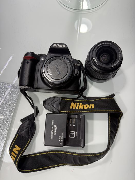 Nikon D3000 + obiektyw 18-55mm