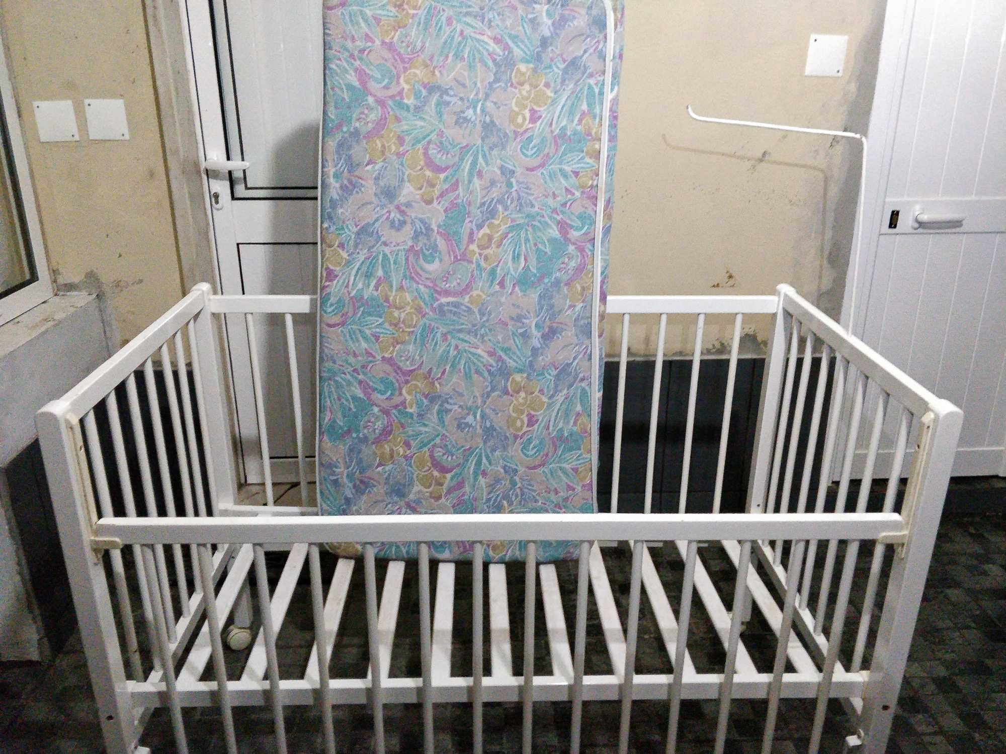 Vendo cama de bebé com brinquedo