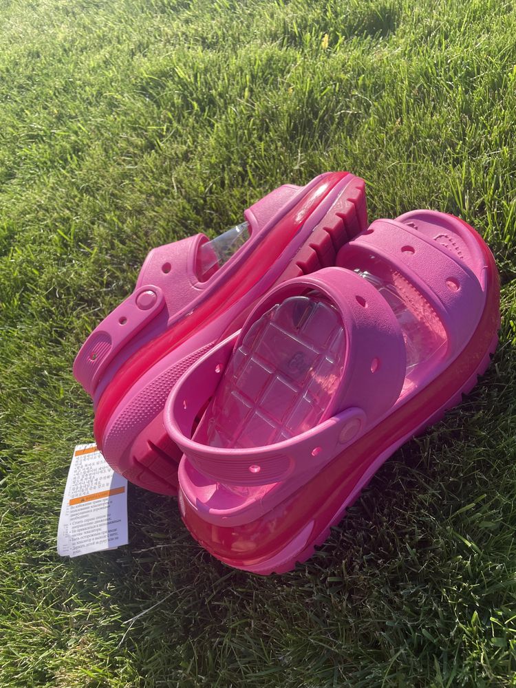 Crocs mega crush sandal рожеві