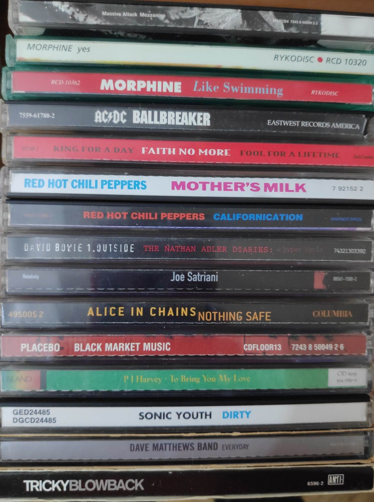 Conjunto de CDs e DVDs.