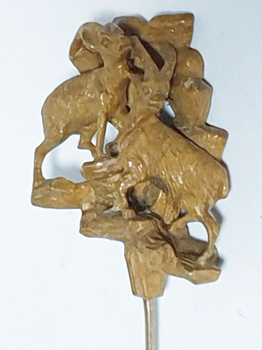 Lindo antigo alfinete / pin de chapéu figurativo esculpido em madeira