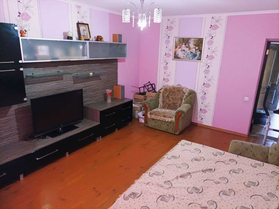 Здається  простора кімната в приватному будинку