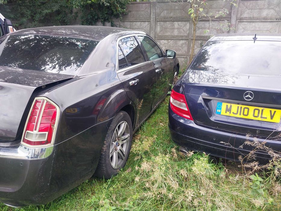 Lancia Thema z uszkodzonym silnikiem