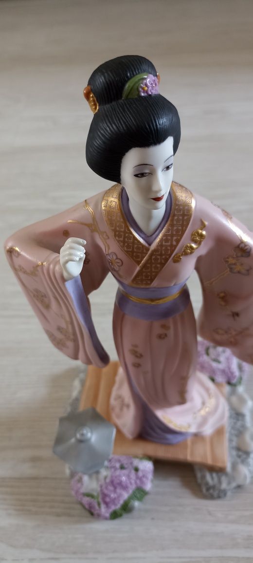 Porcelanowa figurka geishy 1989 r.