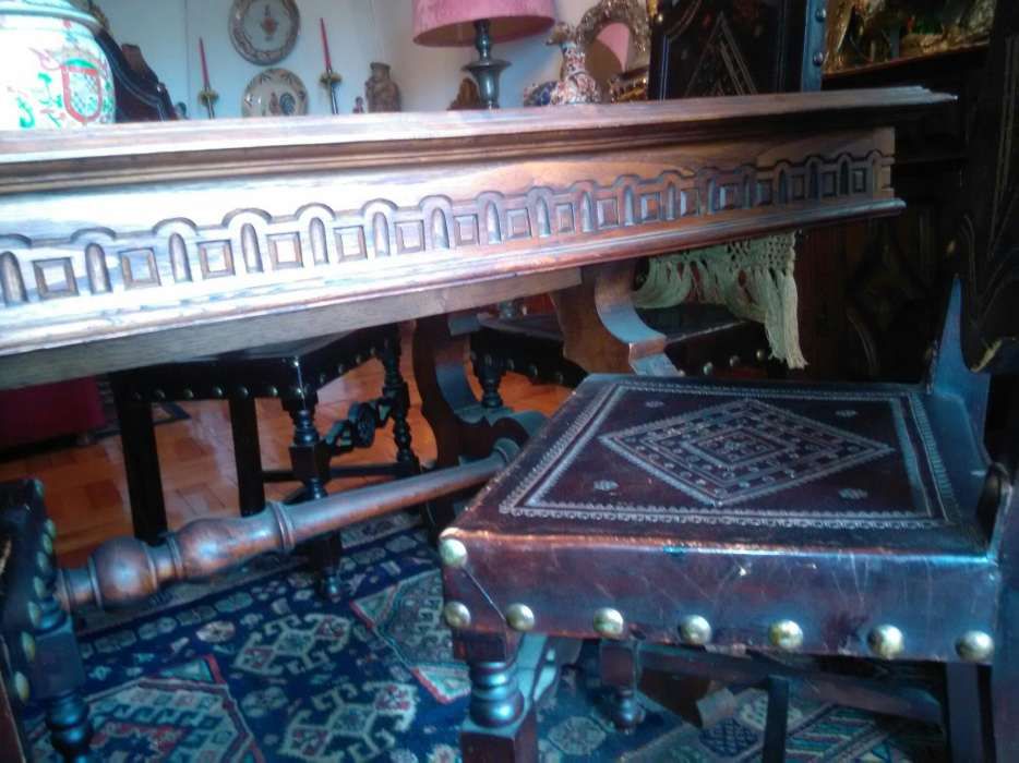 Mesa de madeira e cadeiras de sec.