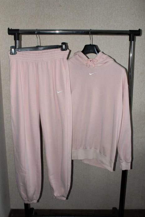 Жіночий спортивний костюм nike wmns nsw pinkessntl