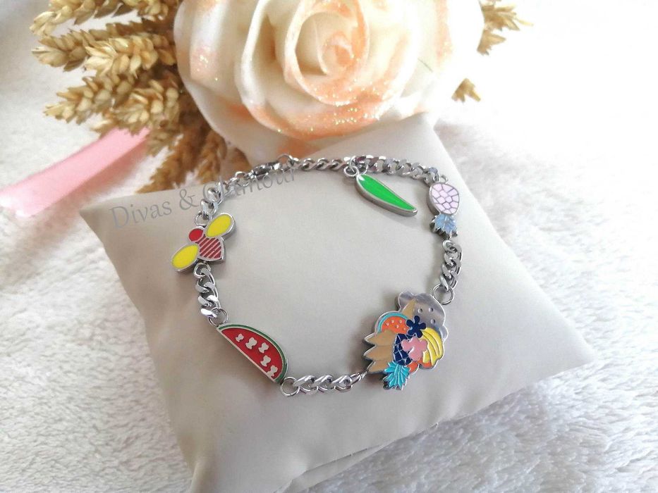 Vários modelos de pulseiras no anúncio