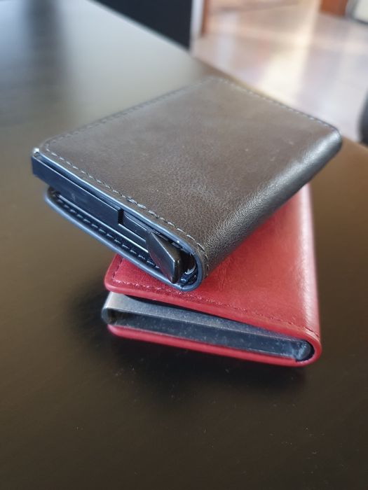 Carteiras em pele novas