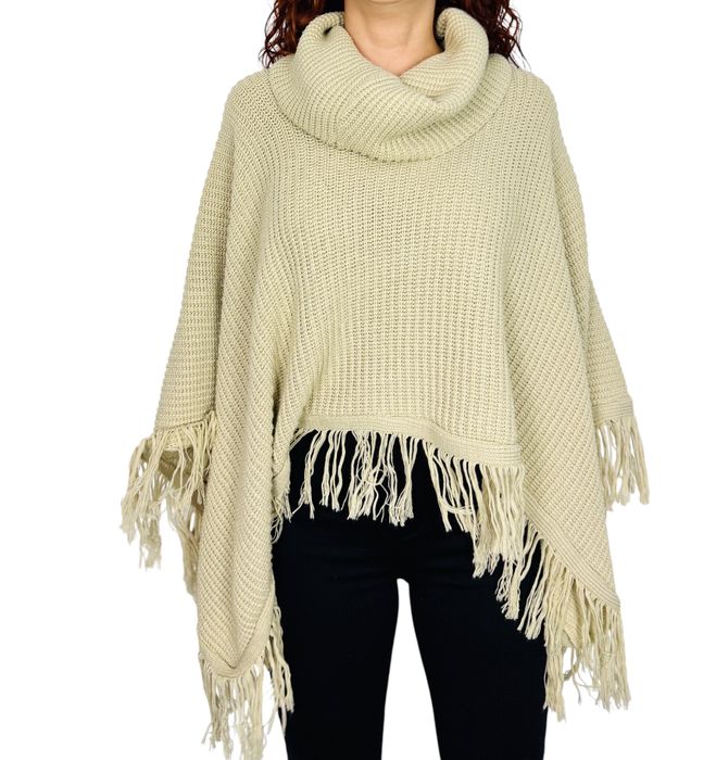 Beżowe ponczo z frędzlami i golfem oversize