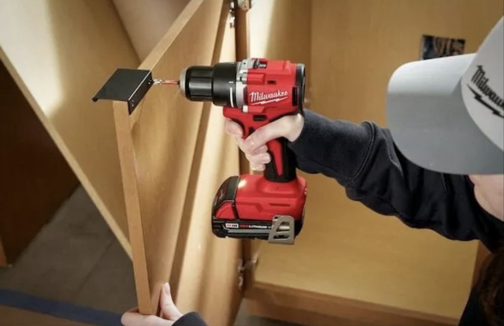 Акумуляторний дриль-шуруповерт MILWAUKEE 3601-20 M18