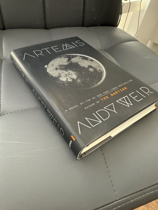 Ksiazka Andy Weir Artemis