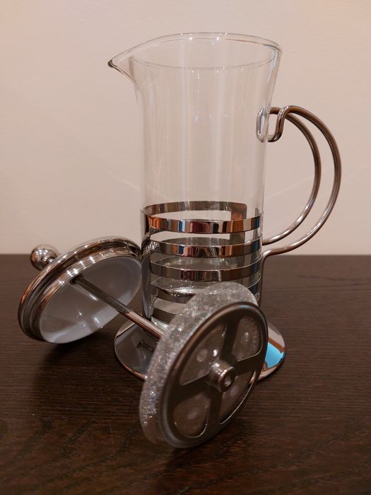 Cafeteira de café e duas canecas