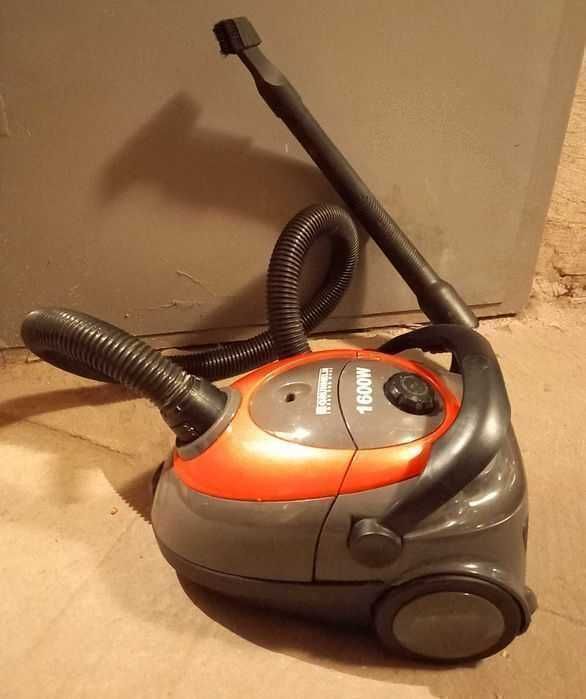 Пилесос Grunhelm GVC8208