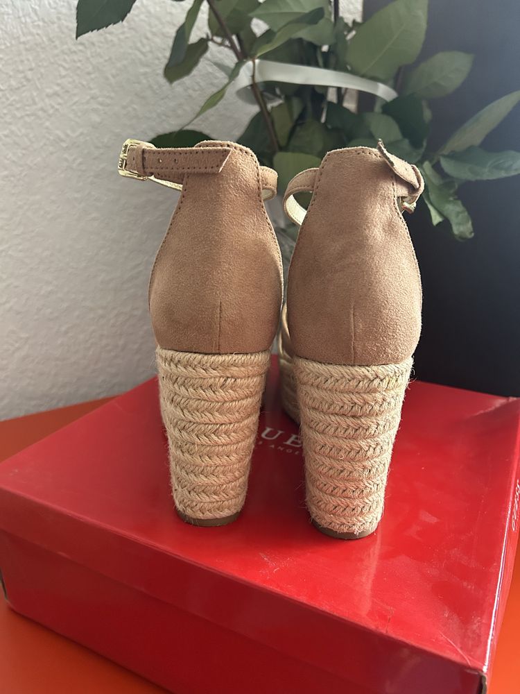 Босоніжки на платформі Guess