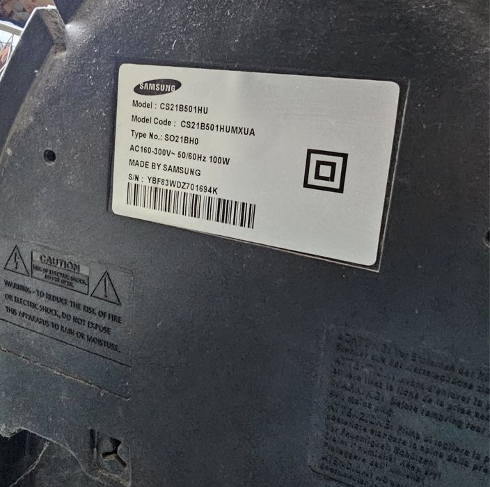 Телевізор Samsung UltraSlim Fit TV разом з тарілкою та ресивером