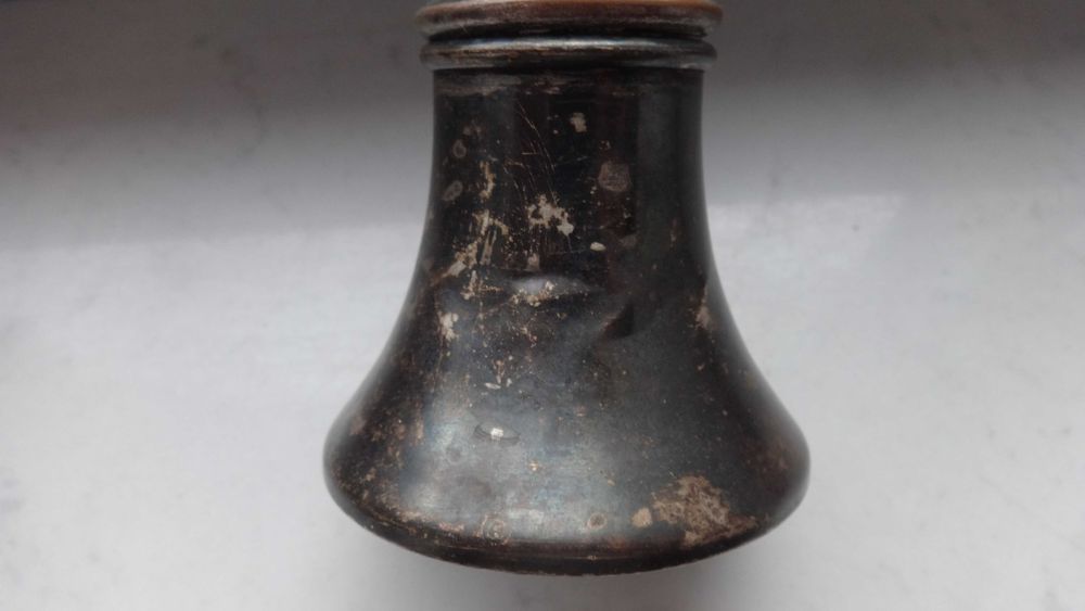 Bardzo stara duża angielska solniczka.