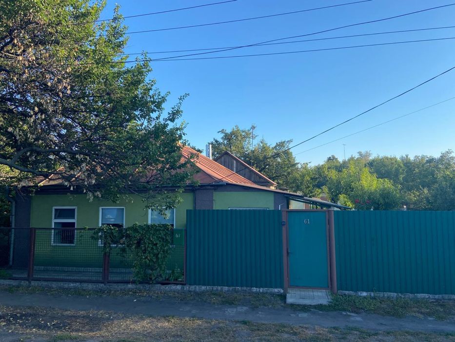 Продам будинок під ключ, з ділянкою та всіма зручностями.